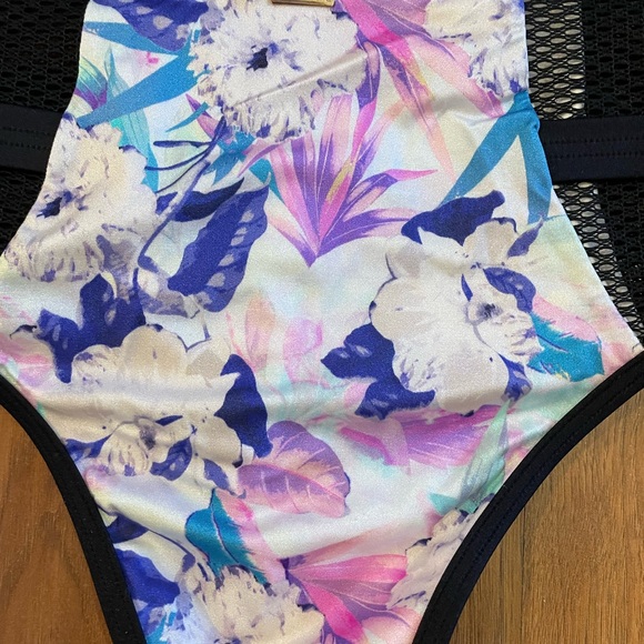 Victoria’s Secret halter with matching high waist mesh panel bottoms - Picture 3 of 7